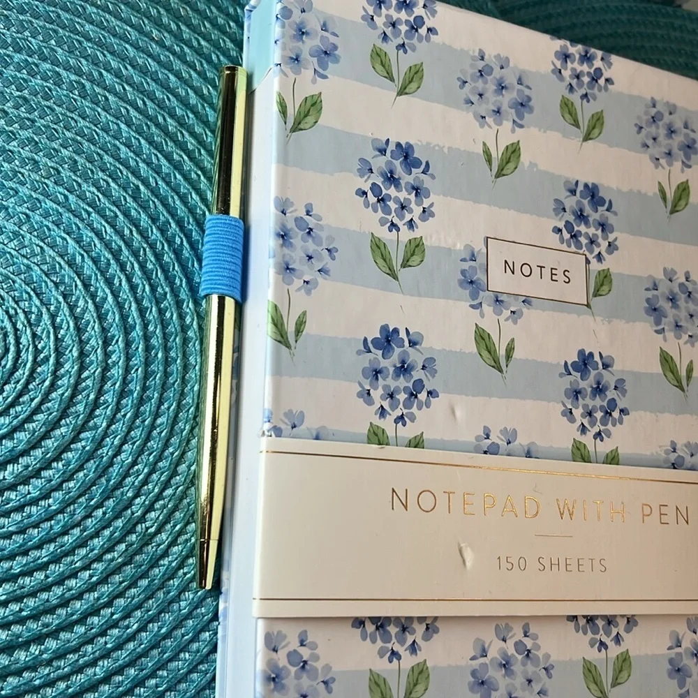 Floral 💙🩵 Notepad with Pen 150 sheets blue and white hydrangeas